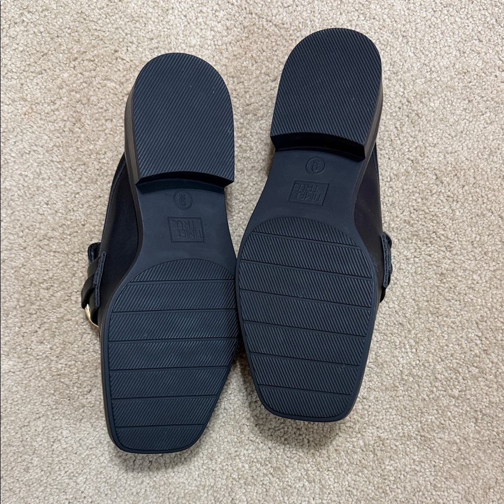 Time and Tru Black Flats with Gold Detailing - Picture 2 of 3
